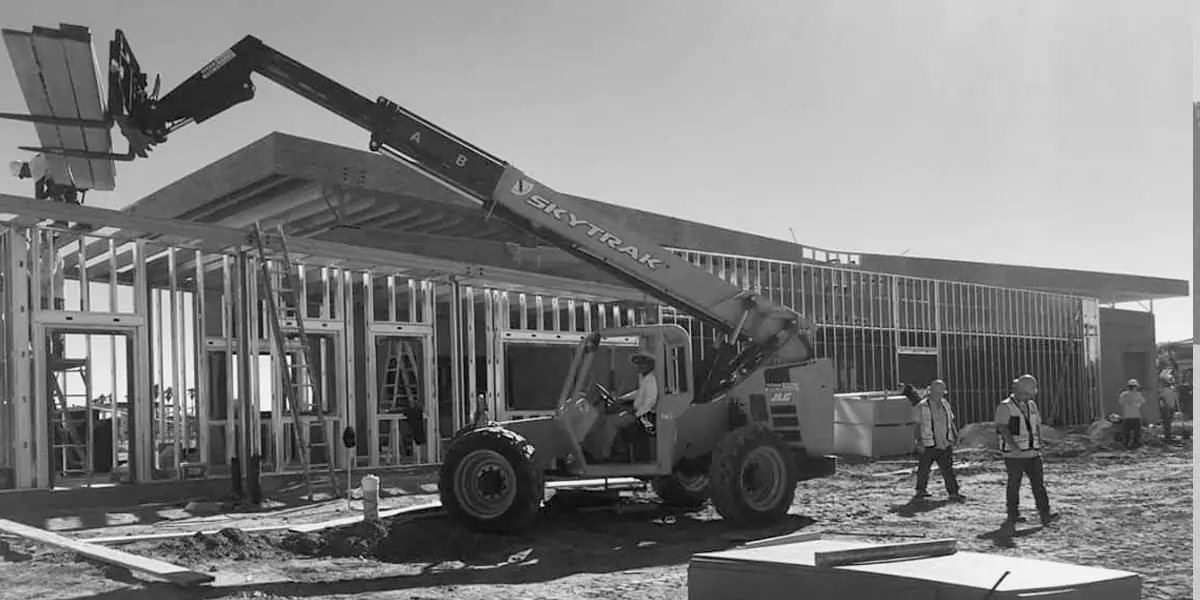 Estructura en proceso de construcción de Clean Freak Car Wash