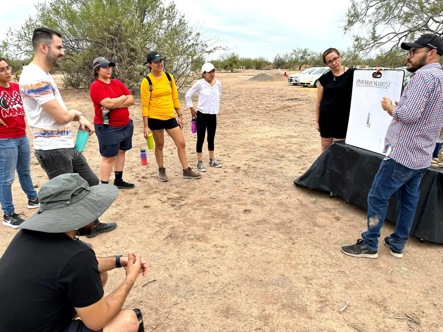 Enseñanza y transmisión de conocimiento durante el taller de tierra en Hermosillo