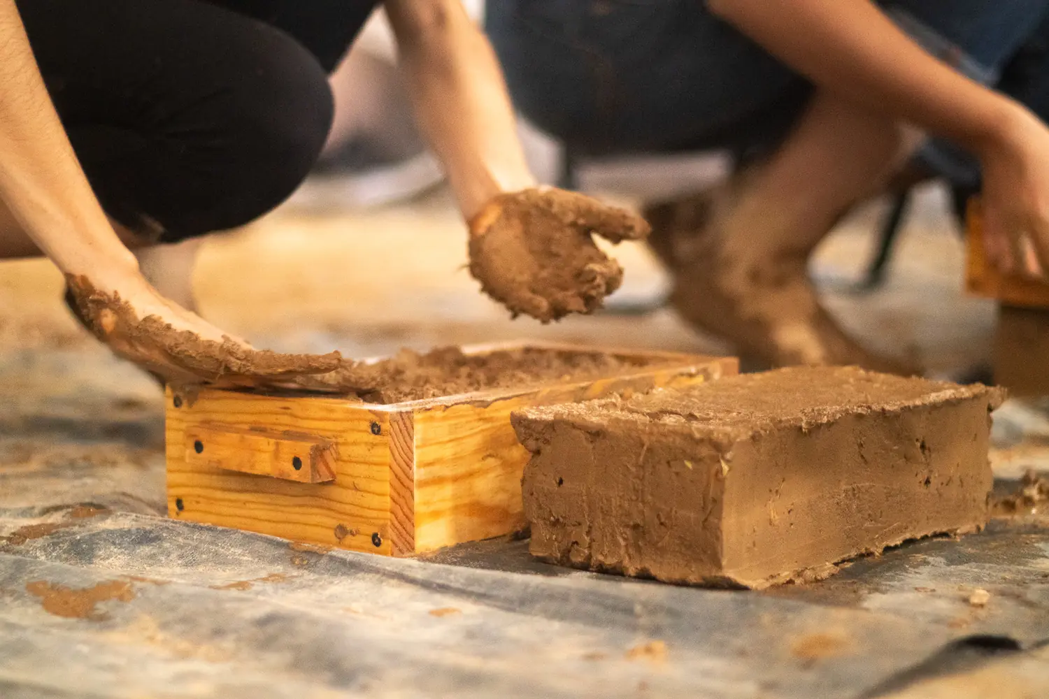 Fabricación práctica de adobes durante una experiencia de formación en Ciudad de México