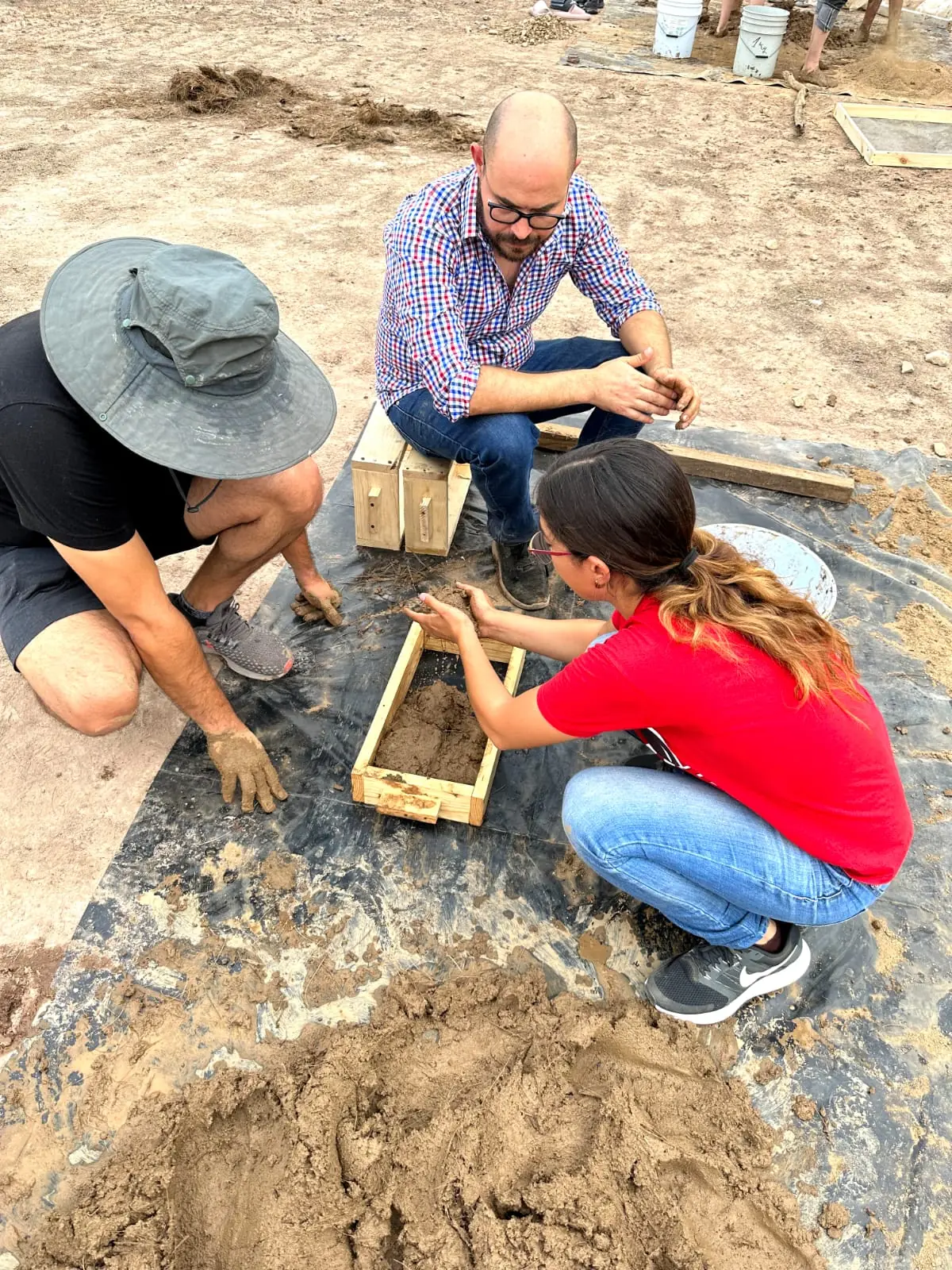 Trabajo colectivo con tierra durante el taller