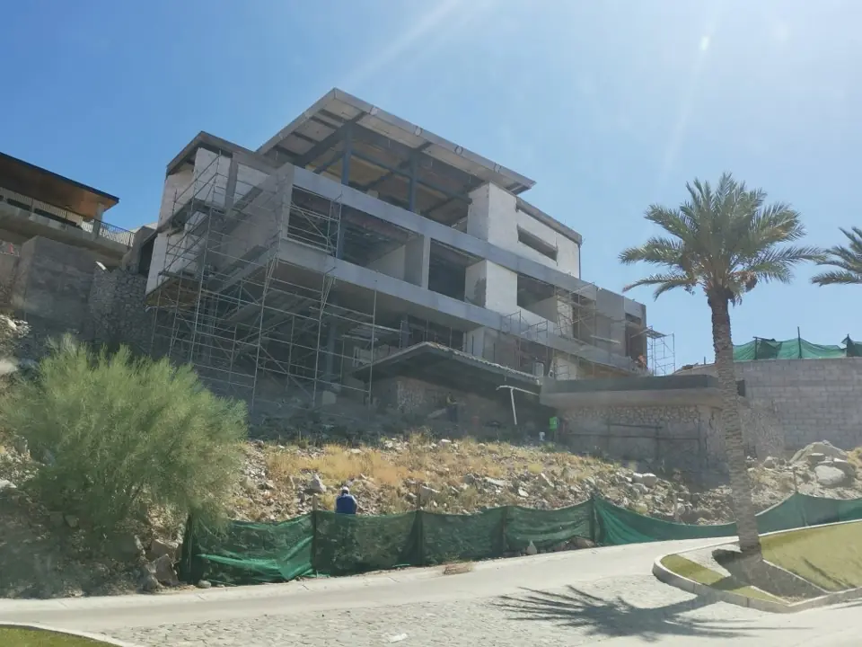 Casa RYO · construcción en ladera